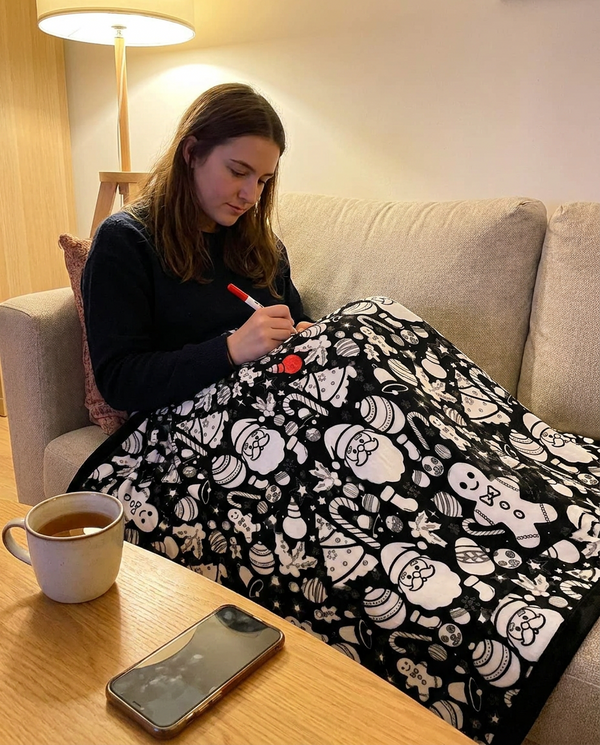 Kobieta koloruje koc wieczorem zamiast telefonu